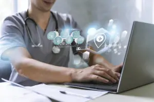 banner medico con medico que trabaja en la computadora portatil Digital Ware