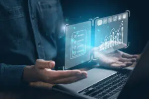 una persona esta usando una computadora portatil con un grafico en la pantalla Digital Ware