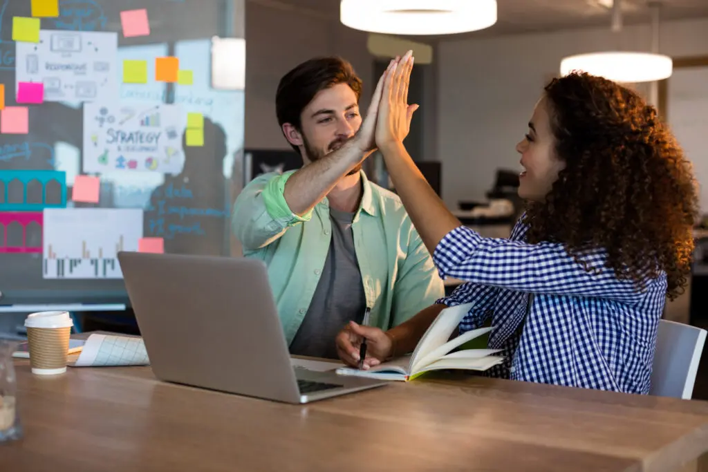 Software BPM para incrementar la productividad del equipo y dismución de errores humanos 3 empresarios creativos dando cinco entre si en el escritorio en la oficina Digital Ware