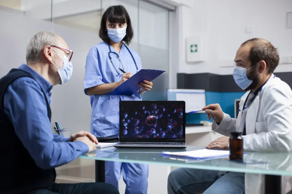 equipo medico discutiendo germenes en la clinica Digital Ware