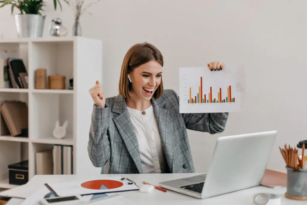 Software BPM para incrementar la productividad del equipo y dismución de errores humanos 1 retrato de primer plano de mujer de negocios feliz en traje elegante chica de muy buen humor demuestra grafico traves de skype Digital Ware