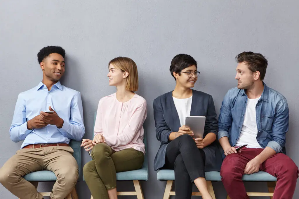 El reclutamiento cada vez más parecido al marketing 4 retrato horizontal de personas que se sientan en cola tienen una conversacion agradable entre si Digital Ware