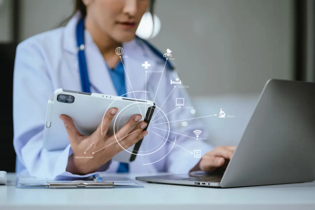 una doctora asiatica esta consultando una paciente que viene discutir el uso de medicamentos para el cuidado de la salud y el tratamiento de la enfermedad con medicamentos Digital Ware